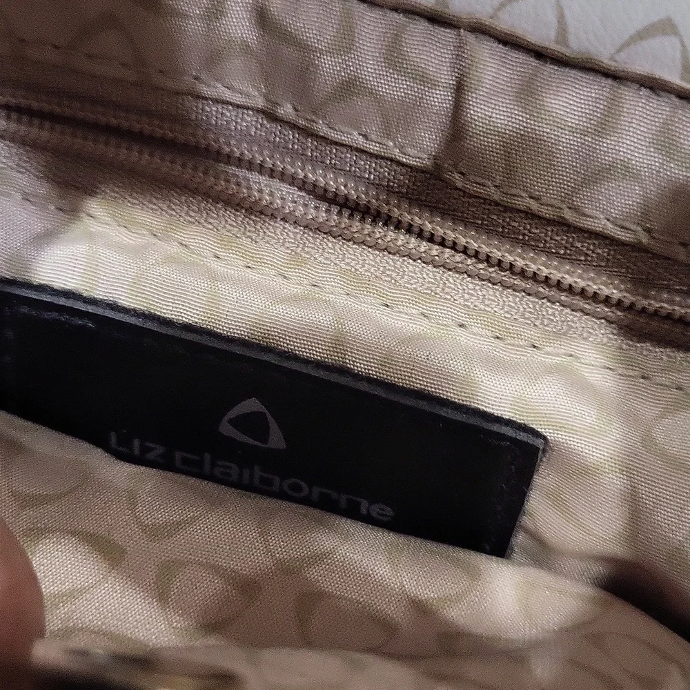 EUC Liz Claiborne women's small handbag crossbody bag purse, white - Picture 10 of 11
